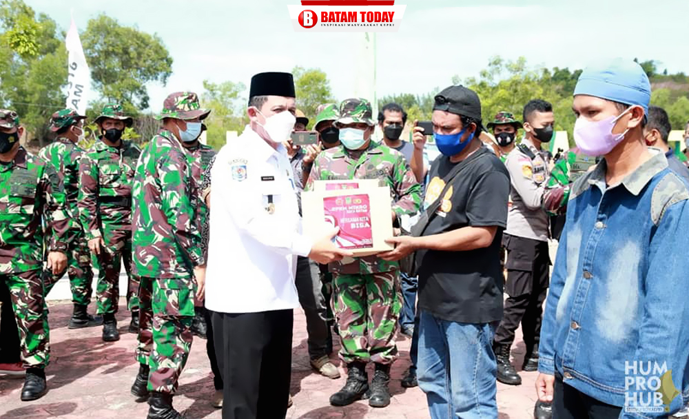 Gubernur Kepri, H. Ansar Ahmad saat menyerahkan bantuan kepada masyarakat